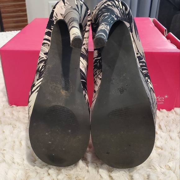 Black/White Patterned Peep Toe Stilettos by Shoe Dazzle Size 8 - Picture 8 of 8